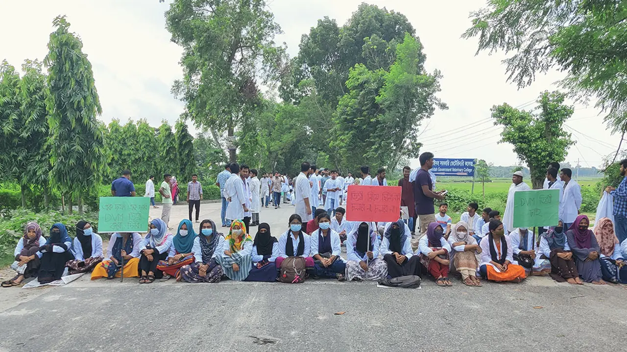 আমরা যে বিষয়ে ভর্তি হয়েছি, সেই ডিগ্রি চাই