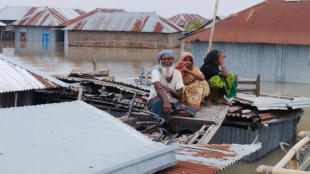 বিশুদ্ধ পানি-খাবার সংকটে কুড়িগ্রামের বানভাসি মানুষ