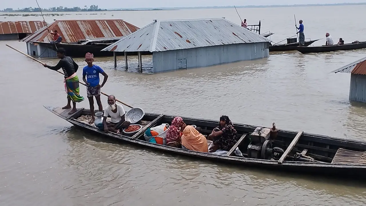‘পানিতে সব ভেসে গেছে, কেউ দেখতেও আসলো না’