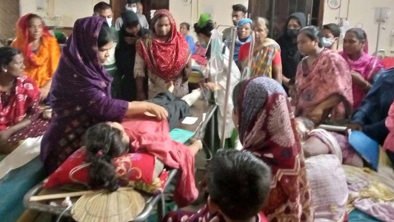সড়ক দুর্ঘটনায় স্ত্রীর মৃত্যু, হাসপাতালে কাতরাচ্ছেন স্বামী-সন্তান