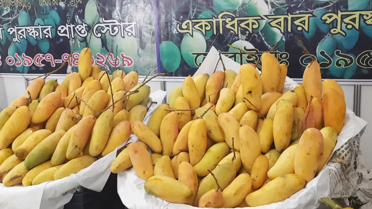 নজর কাড়ছে ‘ব্যানানা ম্যাংগো’, কেজি ১৮০ টাকা