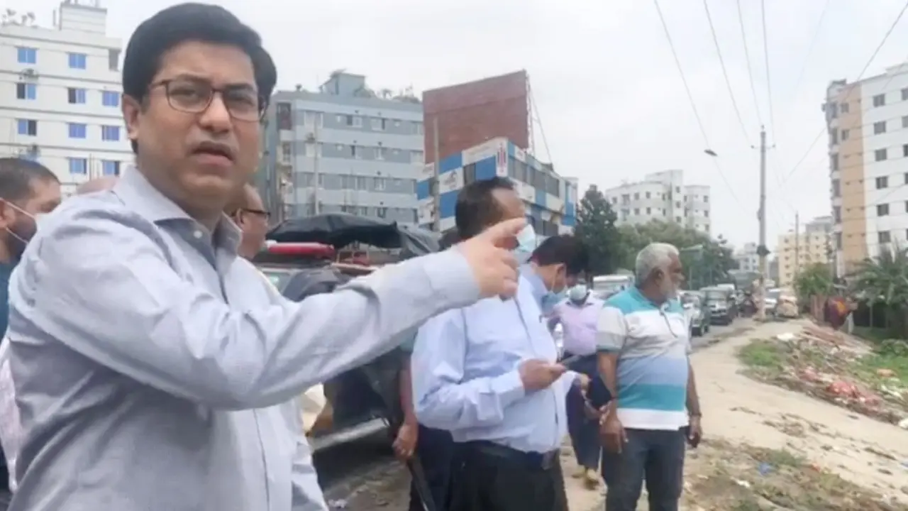 খালে অবৈধ স্থাপনা নির্মাণ দেখে মেয়র বললেন কাজ বন্ধ
