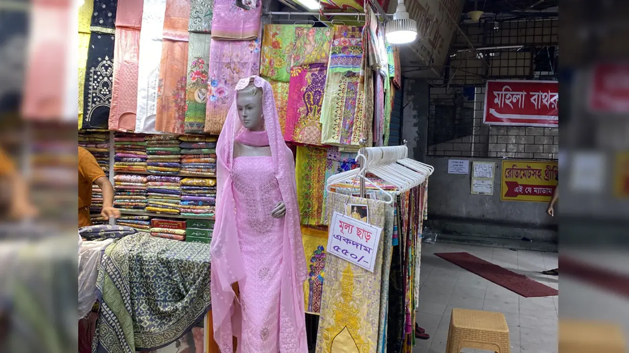 বন্যায় ক্রেতা কমেছে মৌচাকে