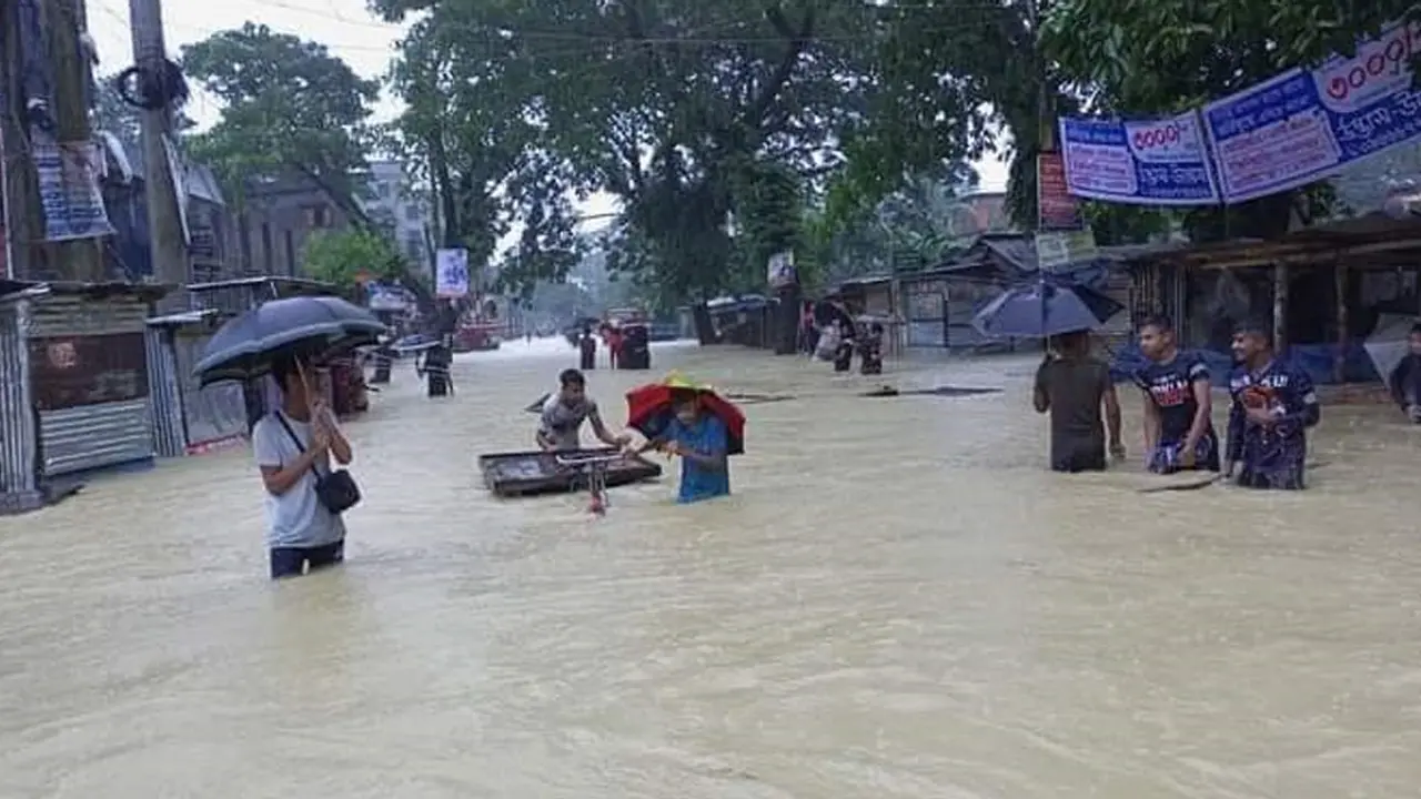 মৌলভীবাজারে দেড় লাখ মানুষ পানিবন্দি, কন্ট্রোল রুম চালু