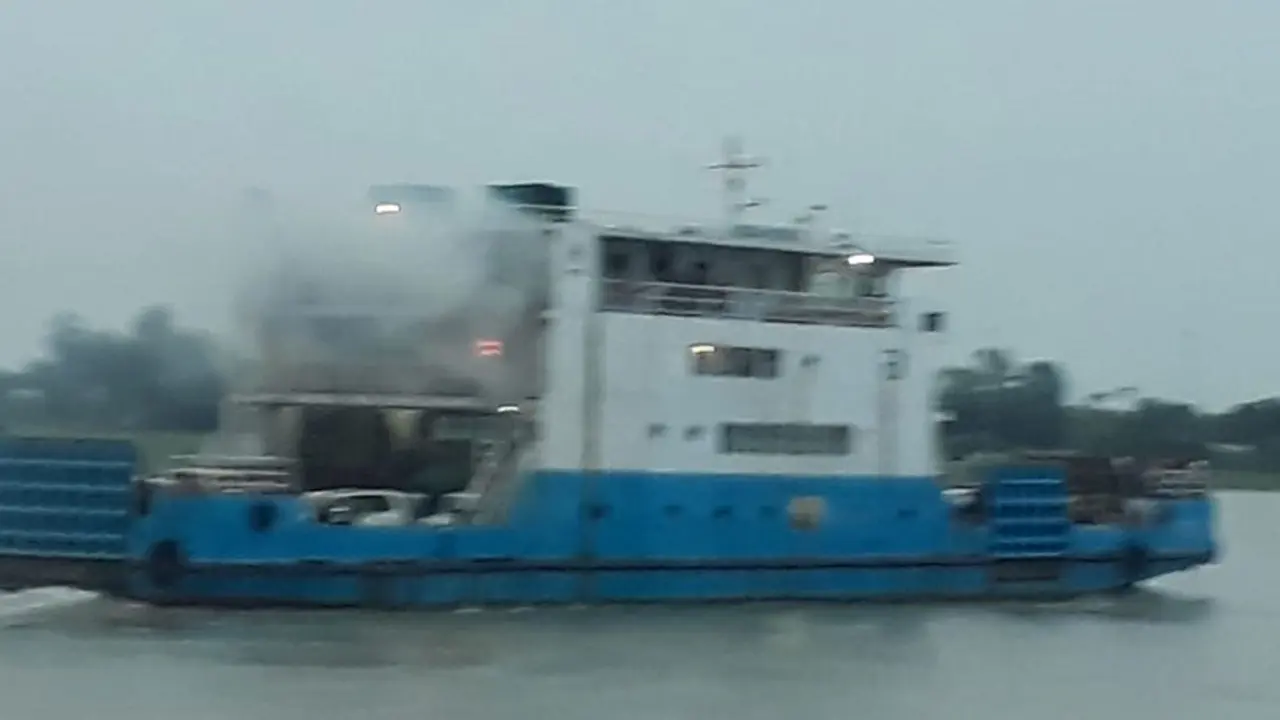 পদ্মা নদীতে ফেরিতে আগুন