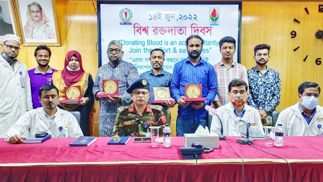চার রক্তযোদ্ধাকে সম্মাননা দিল মমেক হাসপাতাল