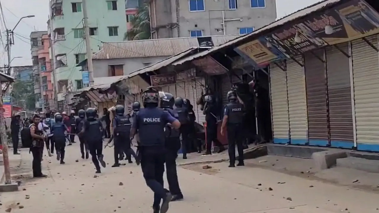 নারায়ণগঞ্জে আসামি ধরতে গিয়ে এলাকাবাসীর সঙ্গে পুলিশের সংঘর্ষ