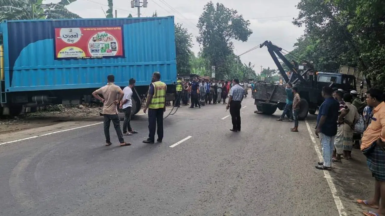 কাভার্ড ভ্যান নিয়ন্ত্রণ হারিয়ে বাজারে, ৪ পথচারী নিহত