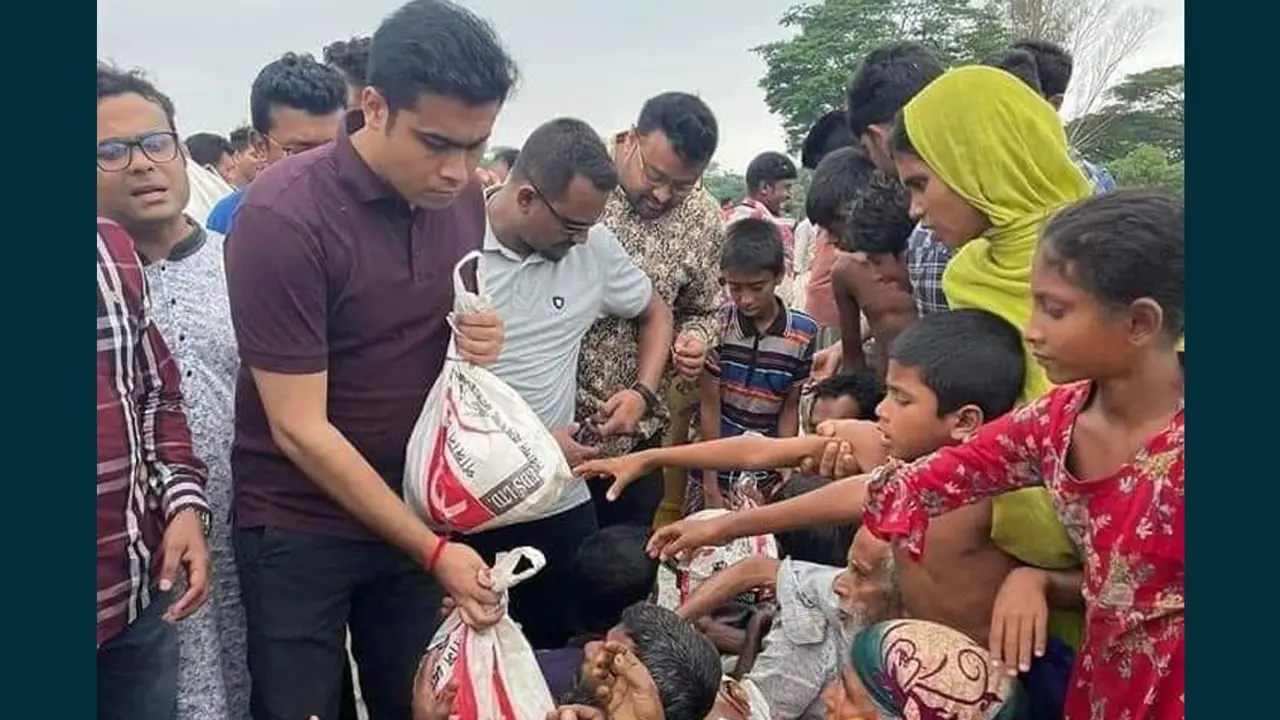নেত্রকোণায় বন্যাদুর্গতদের পাশে লেখক ভট্টাচার্য