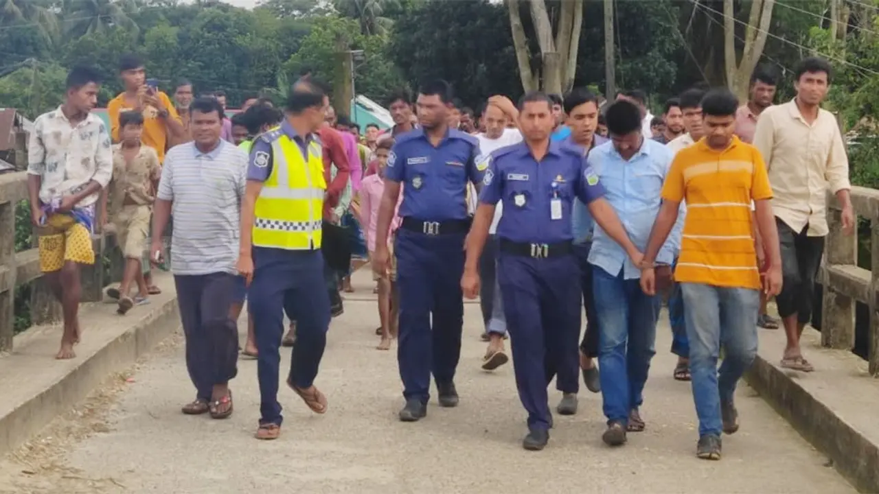 বন্যাদুর্গতদের জন্য বরাদ্দ ত্রাণ চুরি, ইউপি সচিব ও উদ্যোক্তা আটক