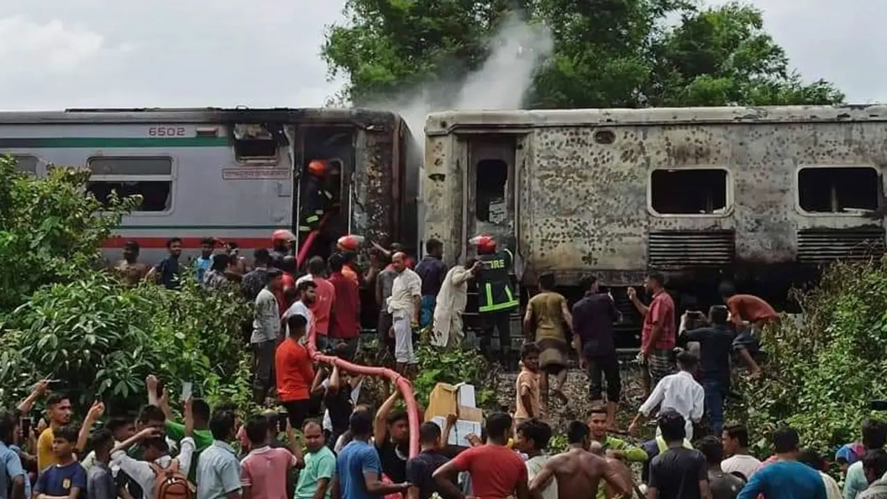 দেড় ঘণ্টা পর পারাবত এক্সপ্রেসের আগুন নিয়ন্ত্রণে