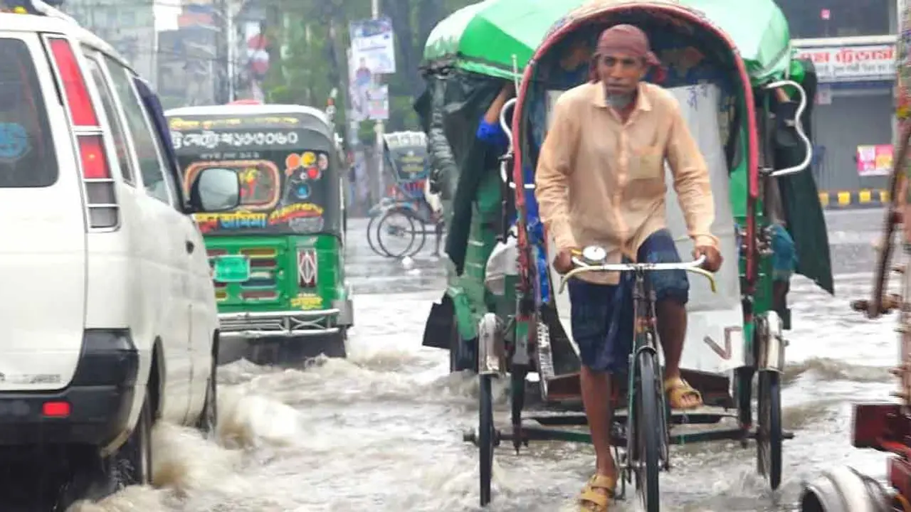 বৃষ্টি বাড়ছে চট্টগ্রামে, কমছে সিলেটে