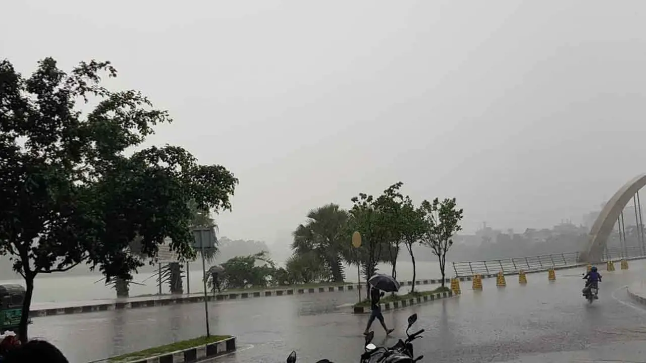 রাজধানীতে স্বস্তির বৃষ্টি