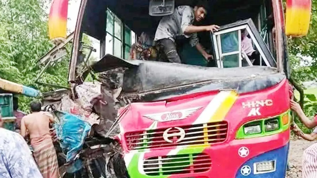 রংপুরে বাস-পিকআপের সংঘর্ষে আহত ৮