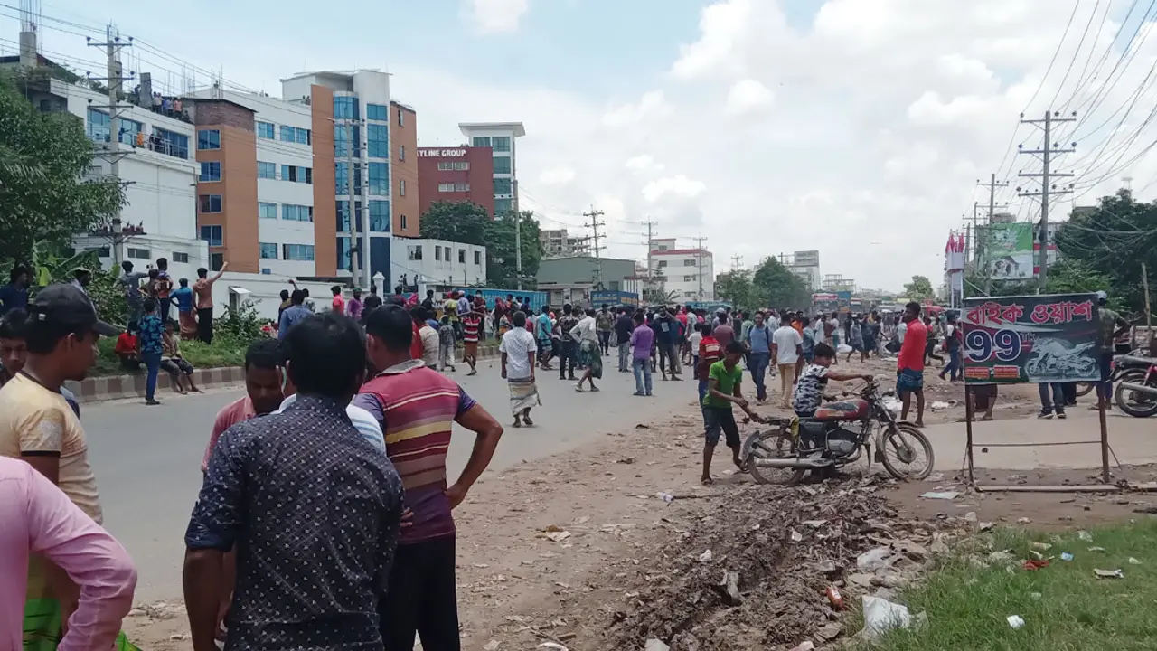 মহাসড়ক অবরোধ করে রিকশাচালকদের বিক্ষোভ