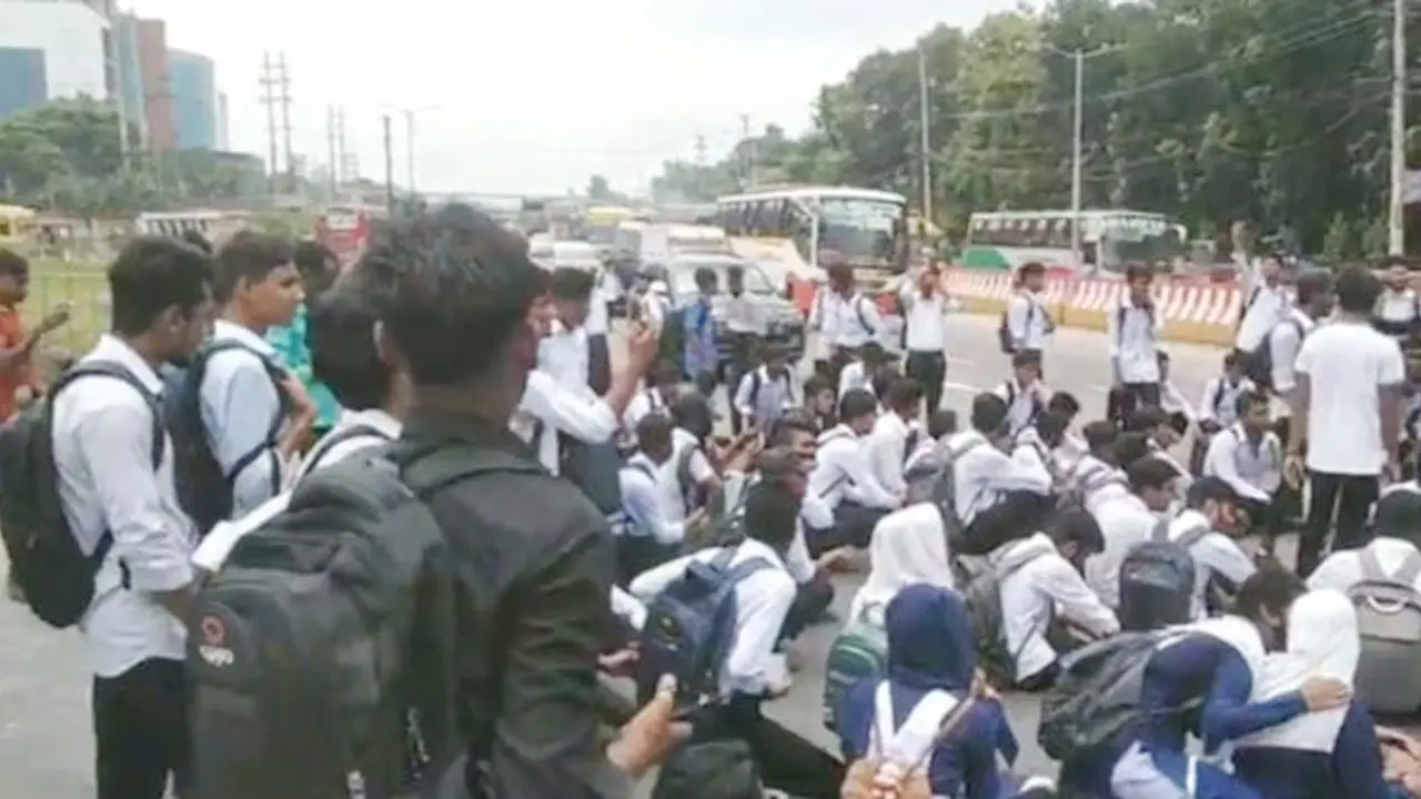 মহানবীকে নিয়ে কটূক্তি, সড়ক অবরোধ করে শিক্ষার্থীদের বিক্ষোভ