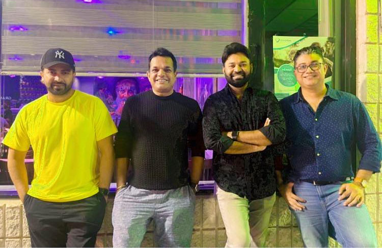 আমেরিকায় দুই নায়কের সঙ্গে আড্ডায় আশরাফুল আলম খোকন ও হিল্লোল