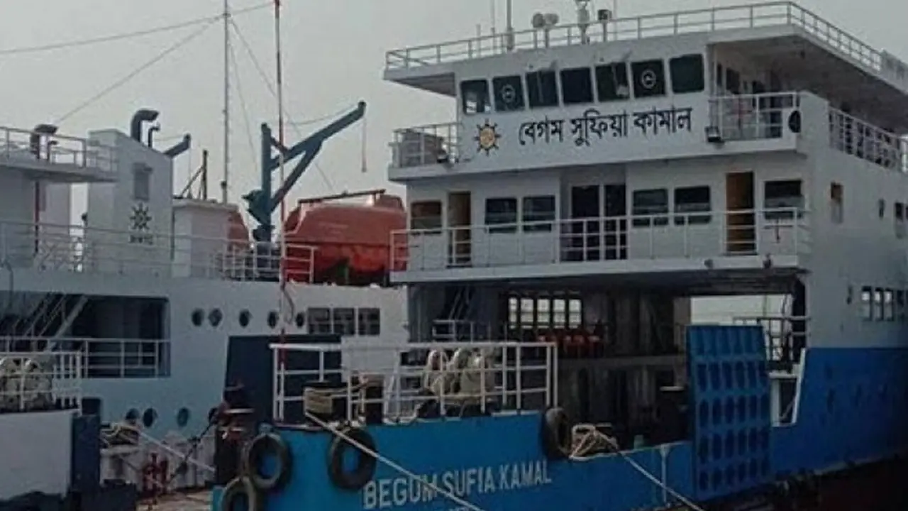শরীয়তপুরে চলন্ত দুই ফেরির সংঘর্ষ, নিহত ১