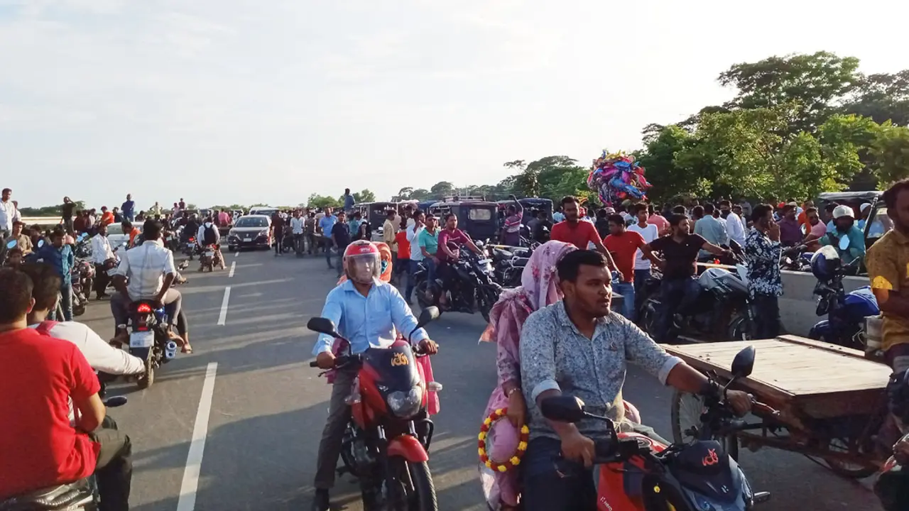 পদ্মা সেতু পার হয়ে উচ্ছ্বসিত তারা