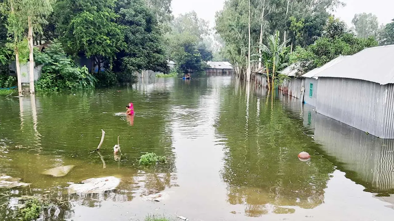 বিপৎসীমার ২৮ সেমি ওপরে যমুনার পানি, দুর্ভোগে নিম্নাঞ্চলের মানুষ