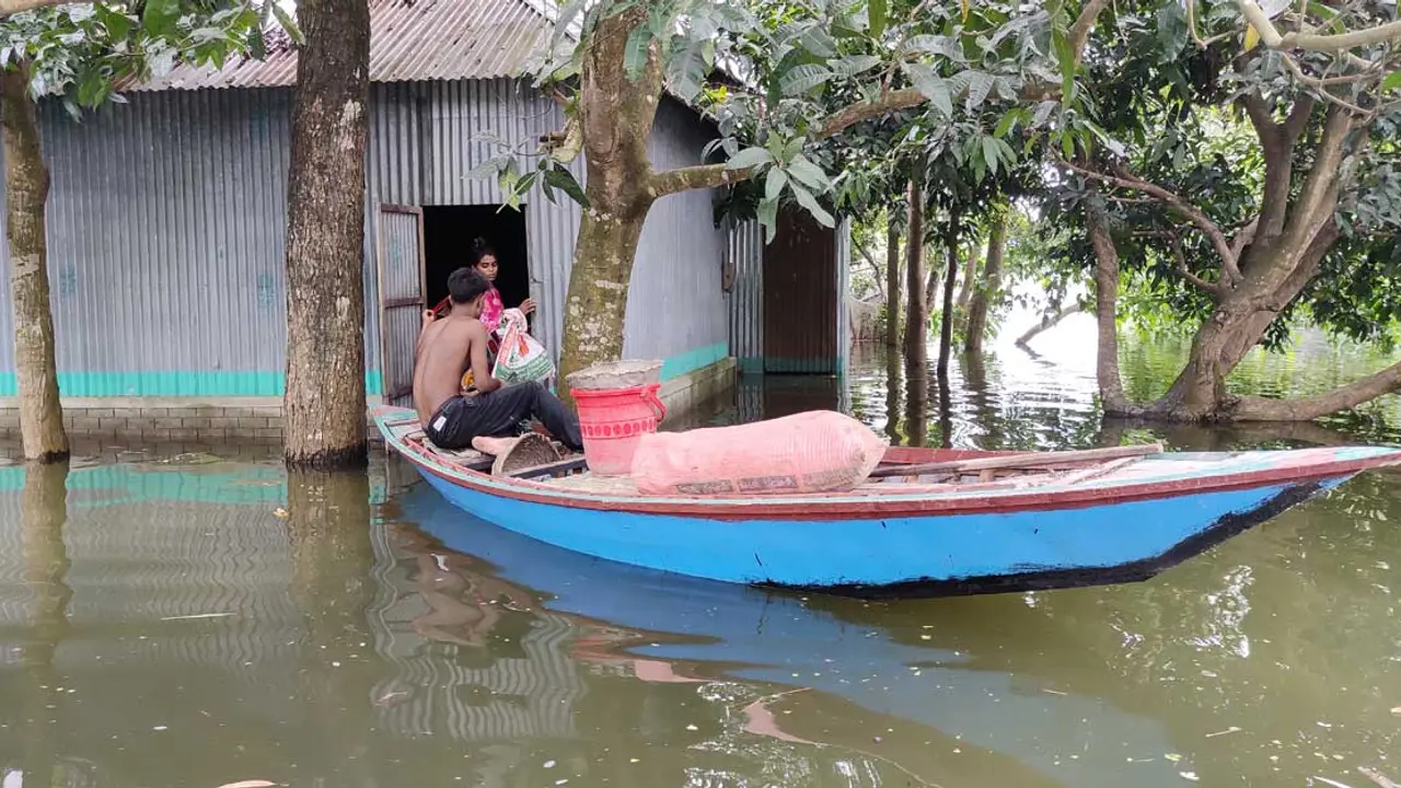 সিরাজগঞ্জে পানিবন্দি ৫০ হাজার মানুষ, বন্ধ ৮৪ শিক্ষাপ্রতিষ্ঠান