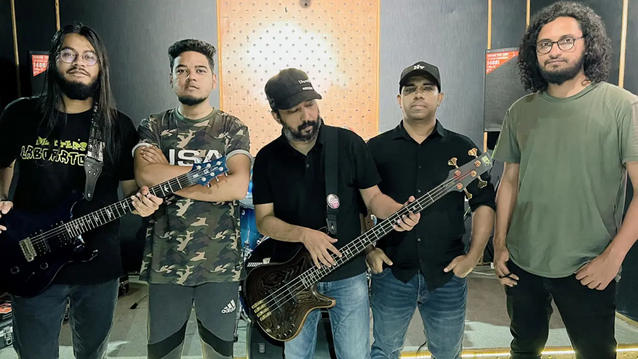 প্যারিসের স্টেডিয়াম মাতাবে বাংলাদেশের ‘শিরোনামহীন’