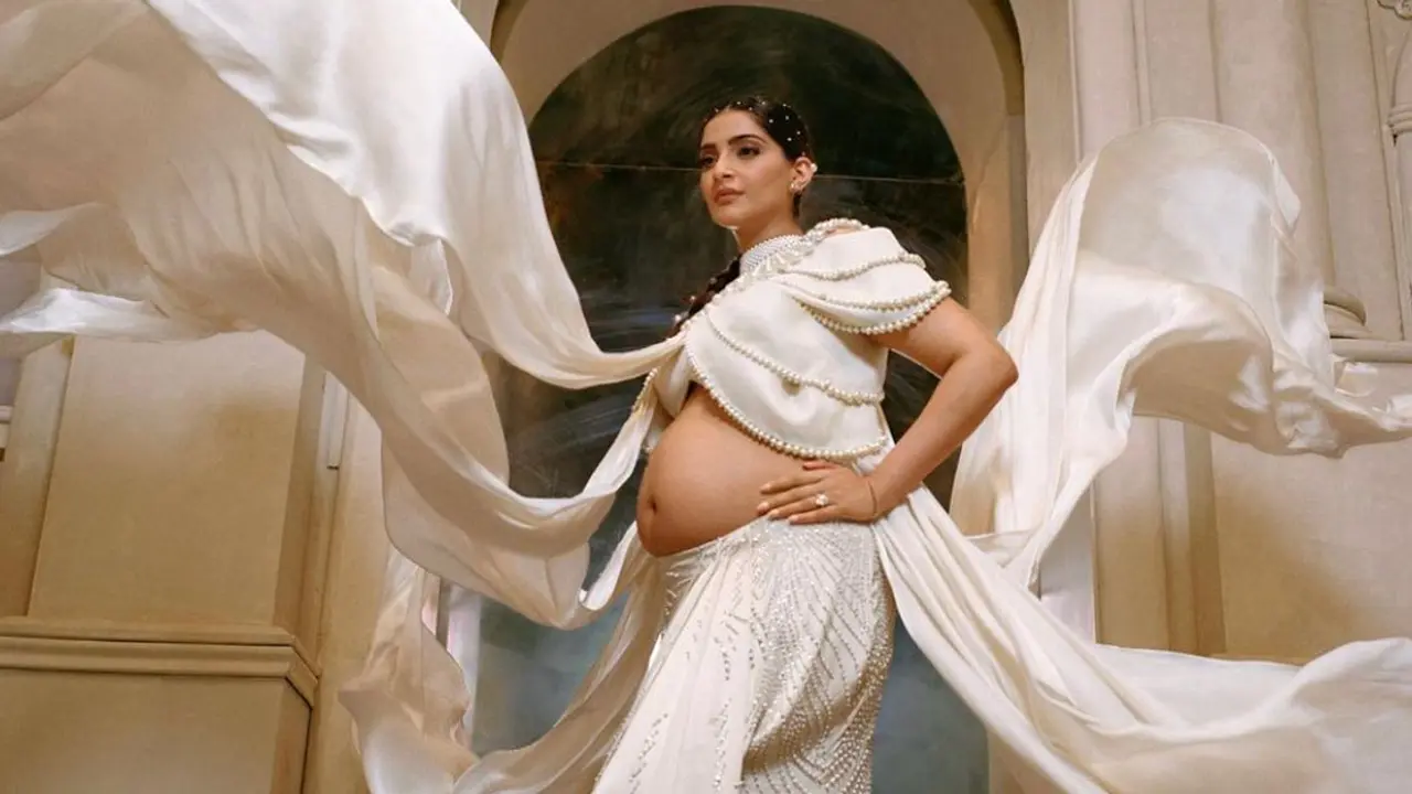 জন্মদিনে বেবি বাম্পে ফ্রেমবন্দি অপ্সরা সোনম