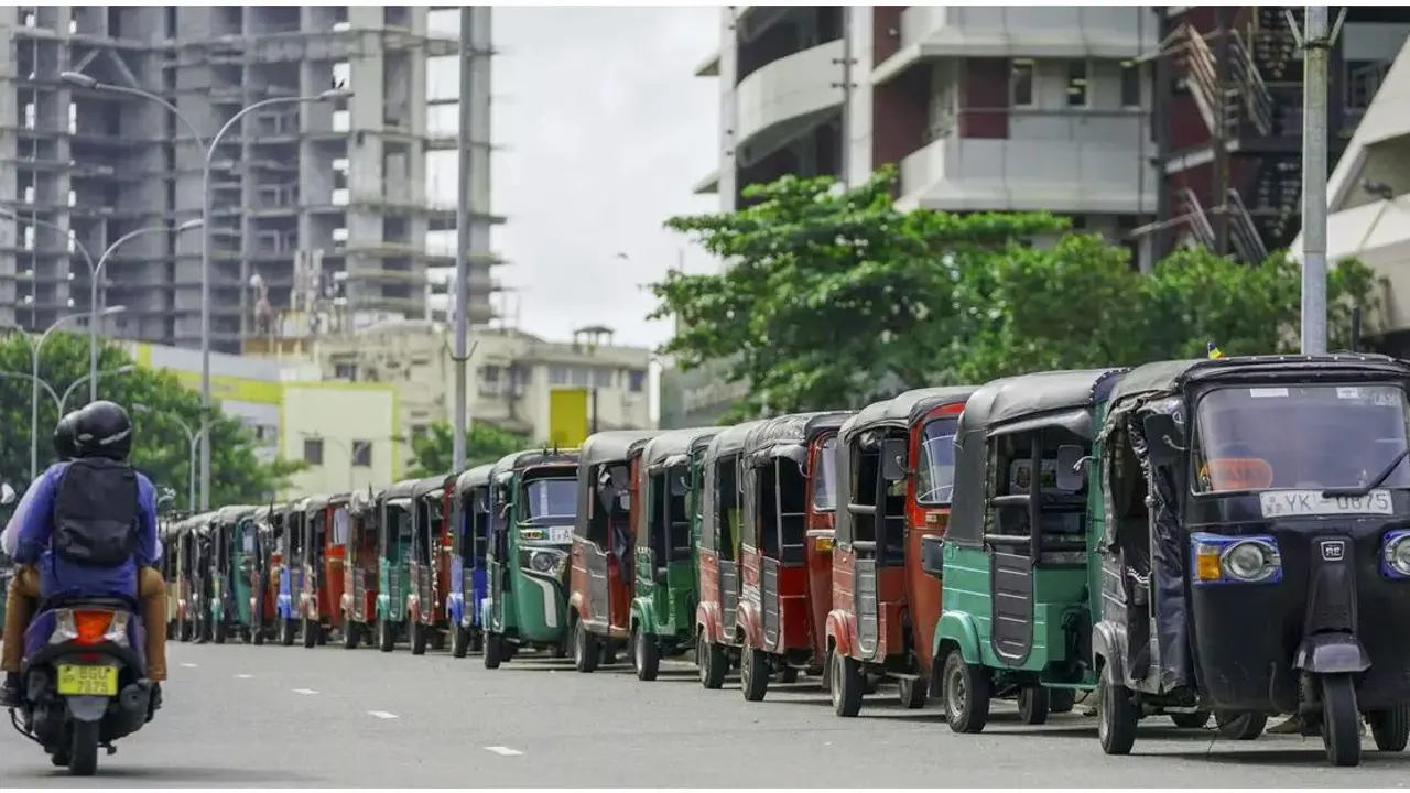 পেট্রল বিক্রিতে নিষেধাজ্ঞা শ্রীলঙ্কার