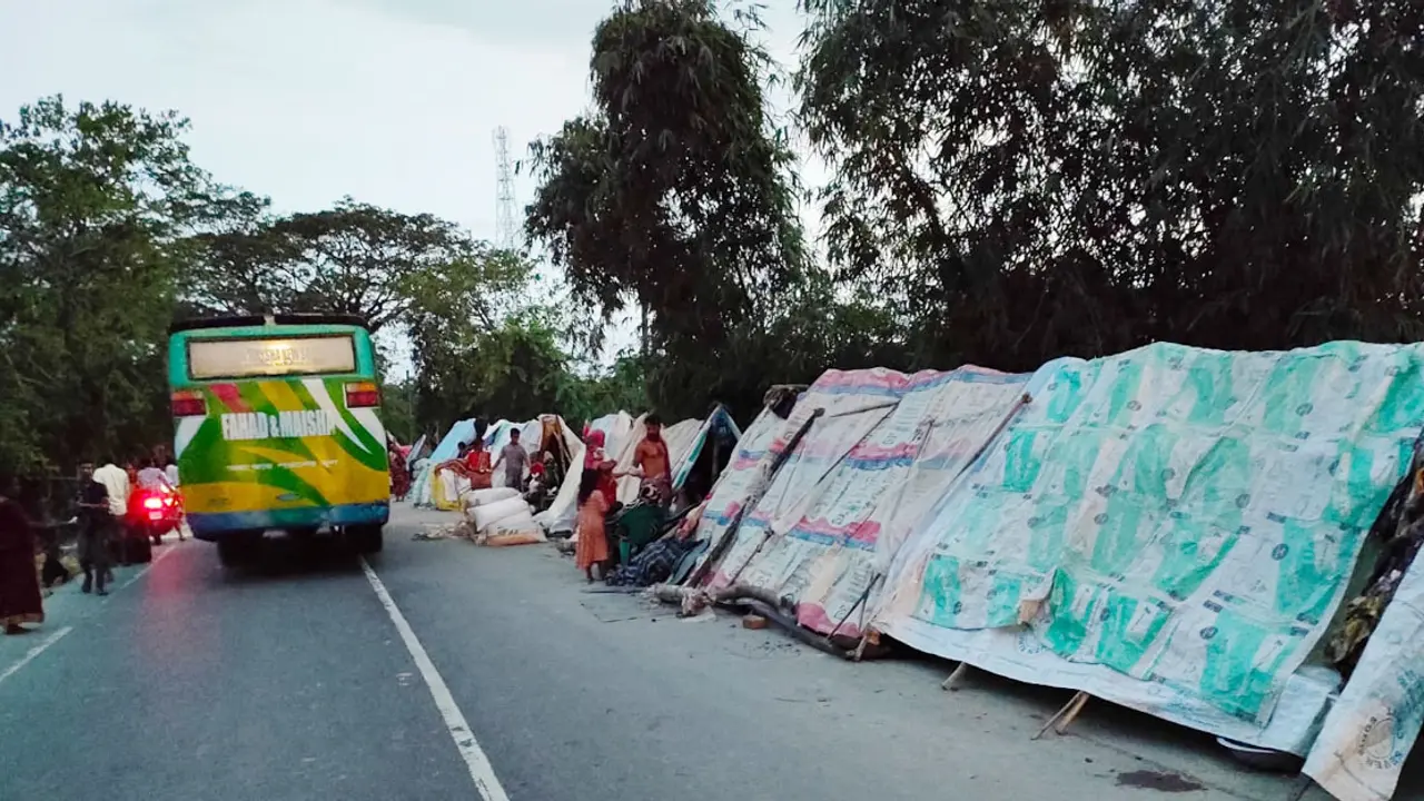১২ দিন ধরে মহাসড়কে শতাধিক পরিবারের বসবাস, রাত কাটছে ভয়-আতঙ্কে
