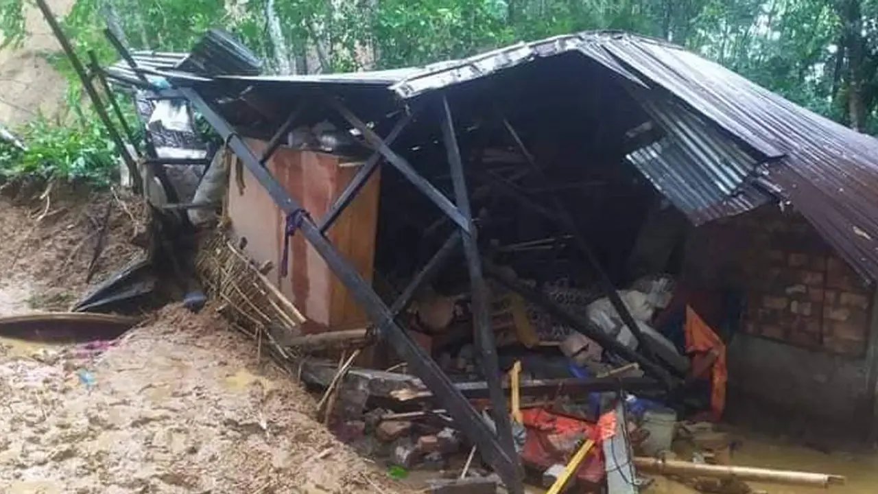 সিলেটে টিলা ধসে একই পরিবারের ৪ জনের মৃত্যু