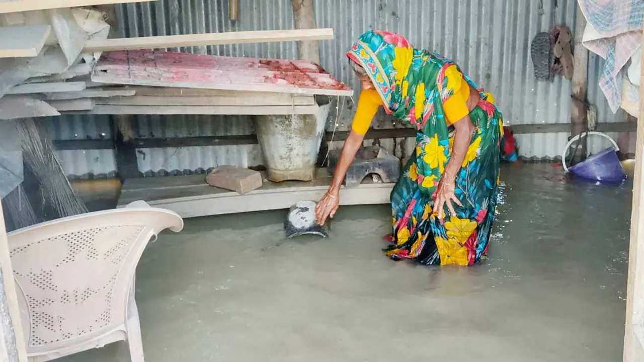 টাঙ্গাইলে বন্যার পানি কমলেও বেড়েছে দুর্ভোগ