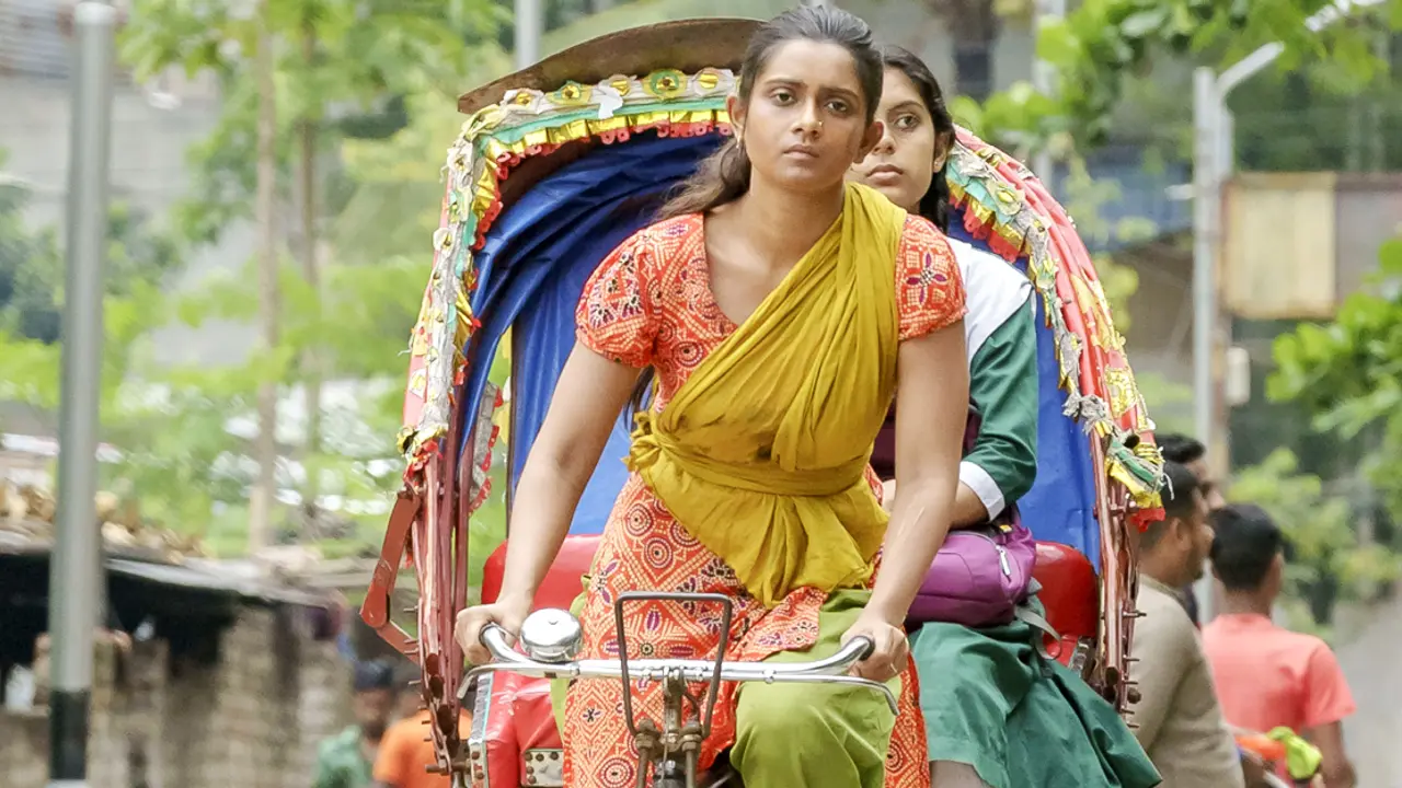 রিকশা চালাচ্ছেন তানজিন তিশা!