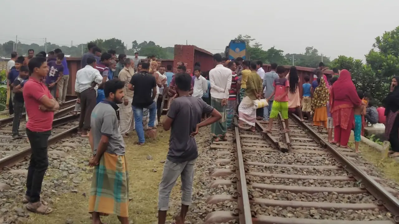 ট্রেন চালককে মারধর : রেলের ৫ কর্মী সাময়িক বরখাস্ত