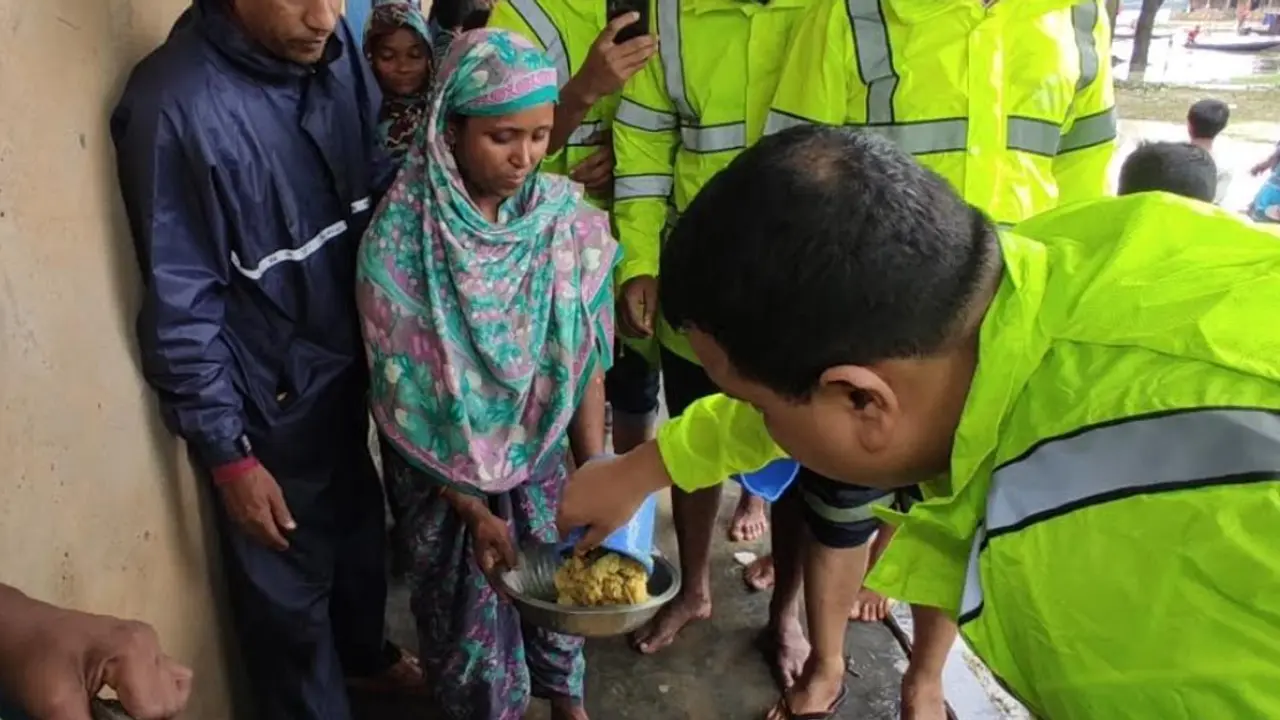 পুলিশের রান্না করা খাবারে আহার জুটল তাদের
