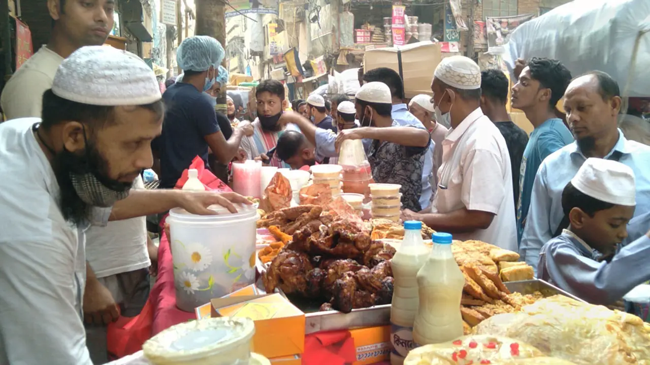 বড় বাপের পোলায় খায়, ঠোঙায় ভইরা লইয়া যায়