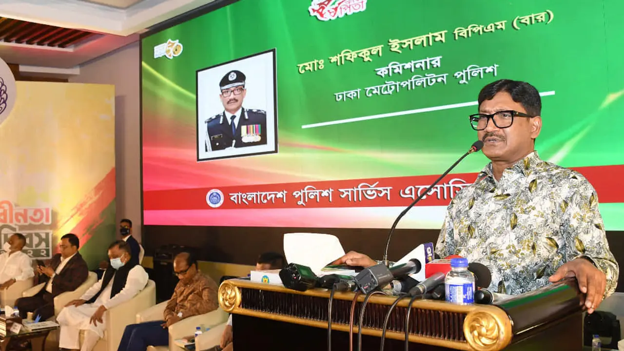 তাদের নেত্রী নাকি এক নম্বর মুক্তিযোদ্ধা, হাস্যকর : ডিএমপি কমিশনার