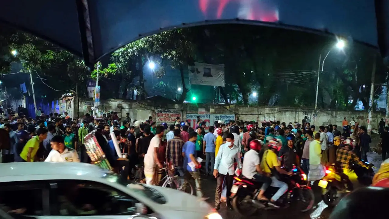 ঢাকা কলেজের সামনে সংঘর্ষ, মুহুর্মুহু ককটেল বিস্ফোরণ