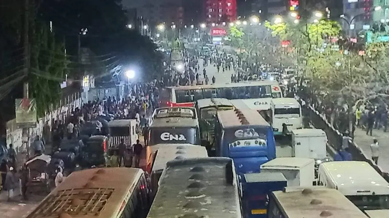তিতুমীর কলেজের সামনে মারামারি, সড়ক অবরোধ