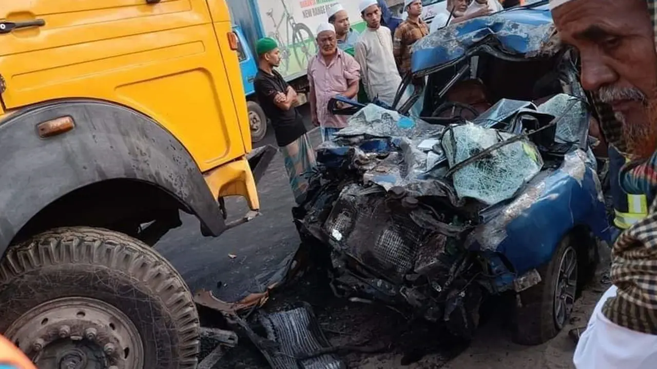 এক পায়ে শক্তি পান না সেই ট্রাকচালক, নামতে হয় মালিকের চাপে