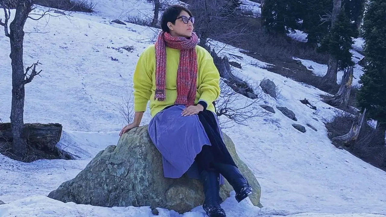 বাবার হলুদ সোয়েটার পরে নস্টালজিক স্বস্তিকা
