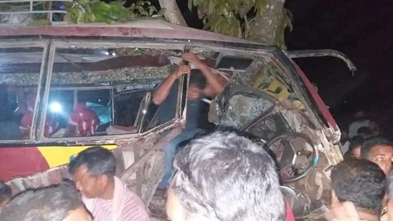 নওগাঁয় বাস-ট্রাক্টর সংঘর্ষে নিহত বেড়ে ৩