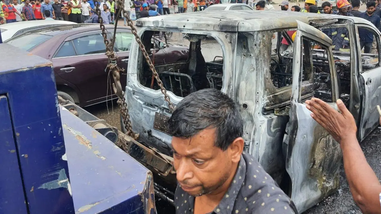 বনানীতে চলন্ত মাইক্রোবাসে আগুন