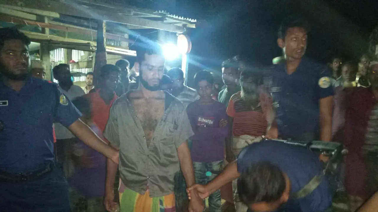 বাবাকে মারধর করায় ছেলেকে ধরে পুলিশে দিল এলাকাবাসী