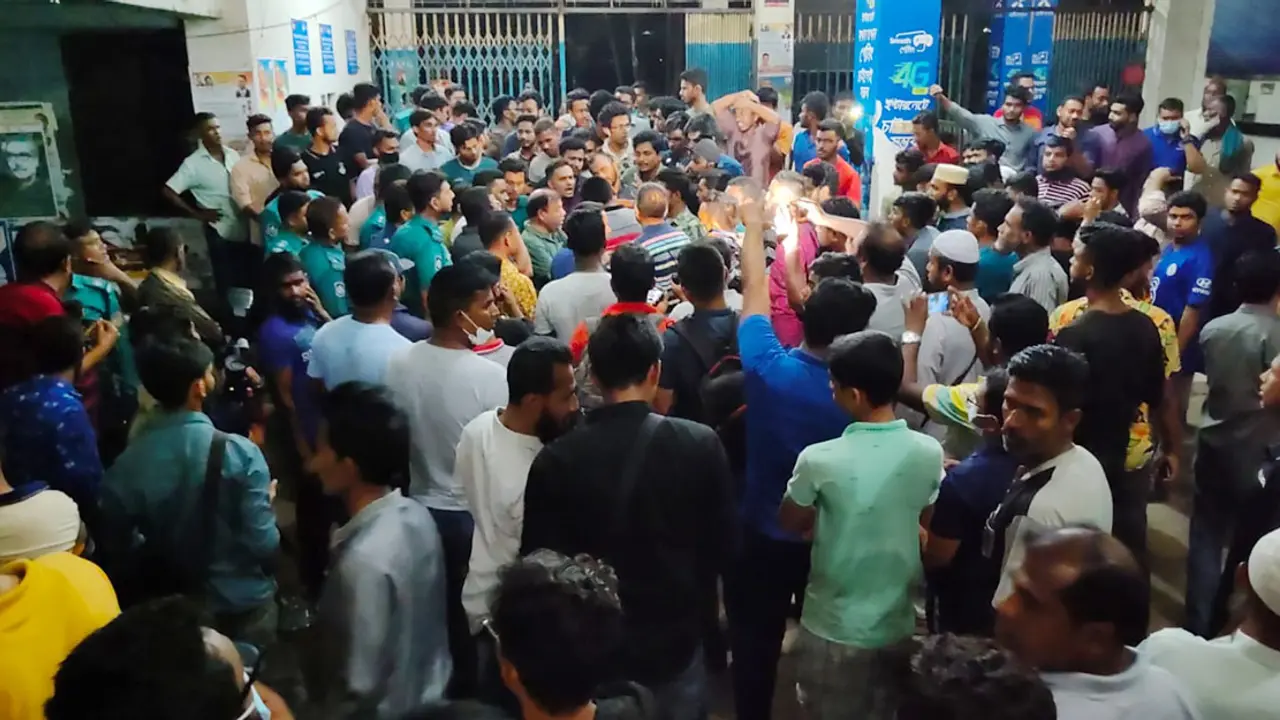 ৪ শিক্ষার্থীকে মারধরের প্রতিবাদে বরিশাল নদীবন্দরে বিক্ষোভ
