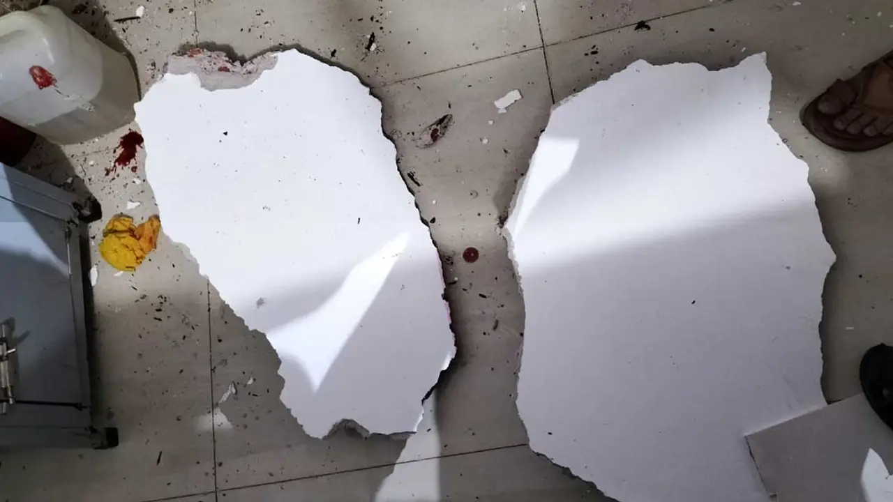 চাঁদপুর সরকারি হাসপাতালে ছাদ ধসে মা-নবজাতক আহত