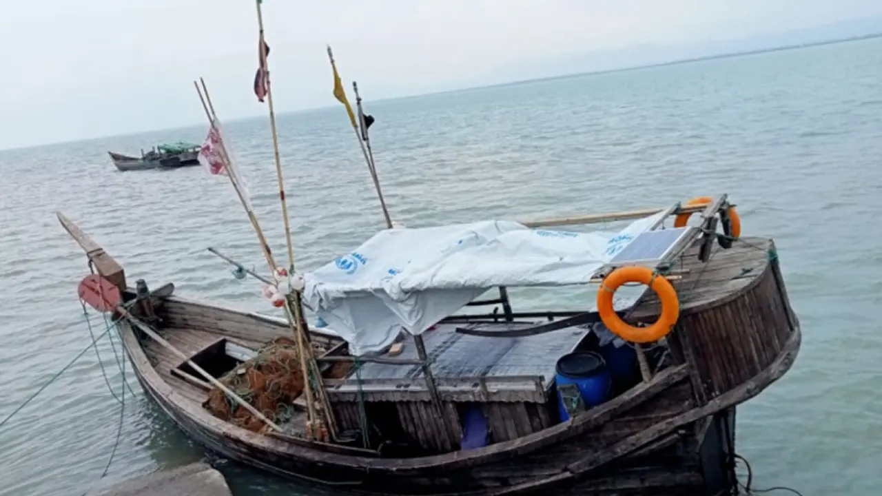কক্সবাজার উপকূলে ট্রলারডুবি, ১৭ জেলে উদ্ধার