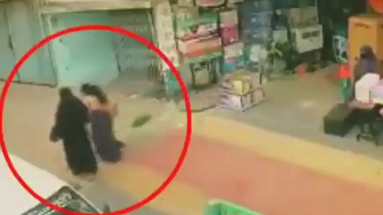 হাঁটতে গিয়ে নালায় পড়ে গেল শিশু, টেনে তুললেন ২ নারী