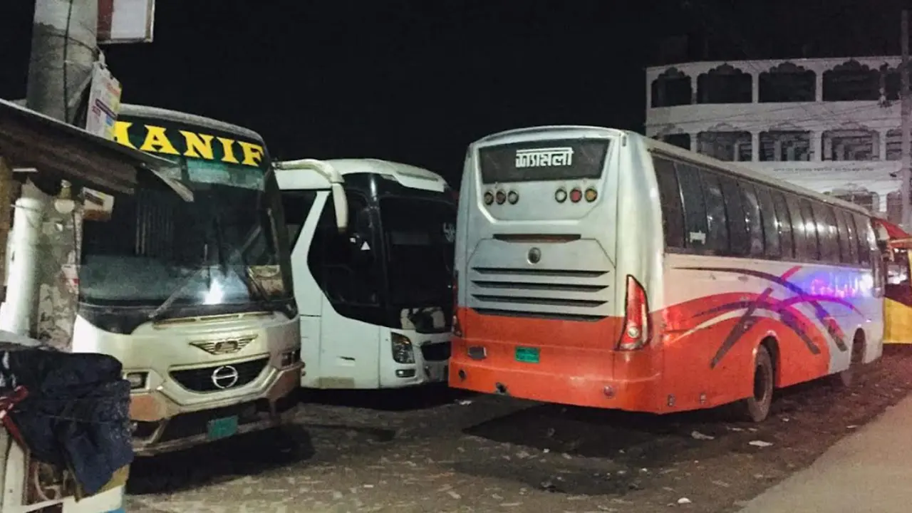 ৭২ ঘণ্টা পর রংপুর থেকে ঢাকাগামী বাস চলাচল শুরু