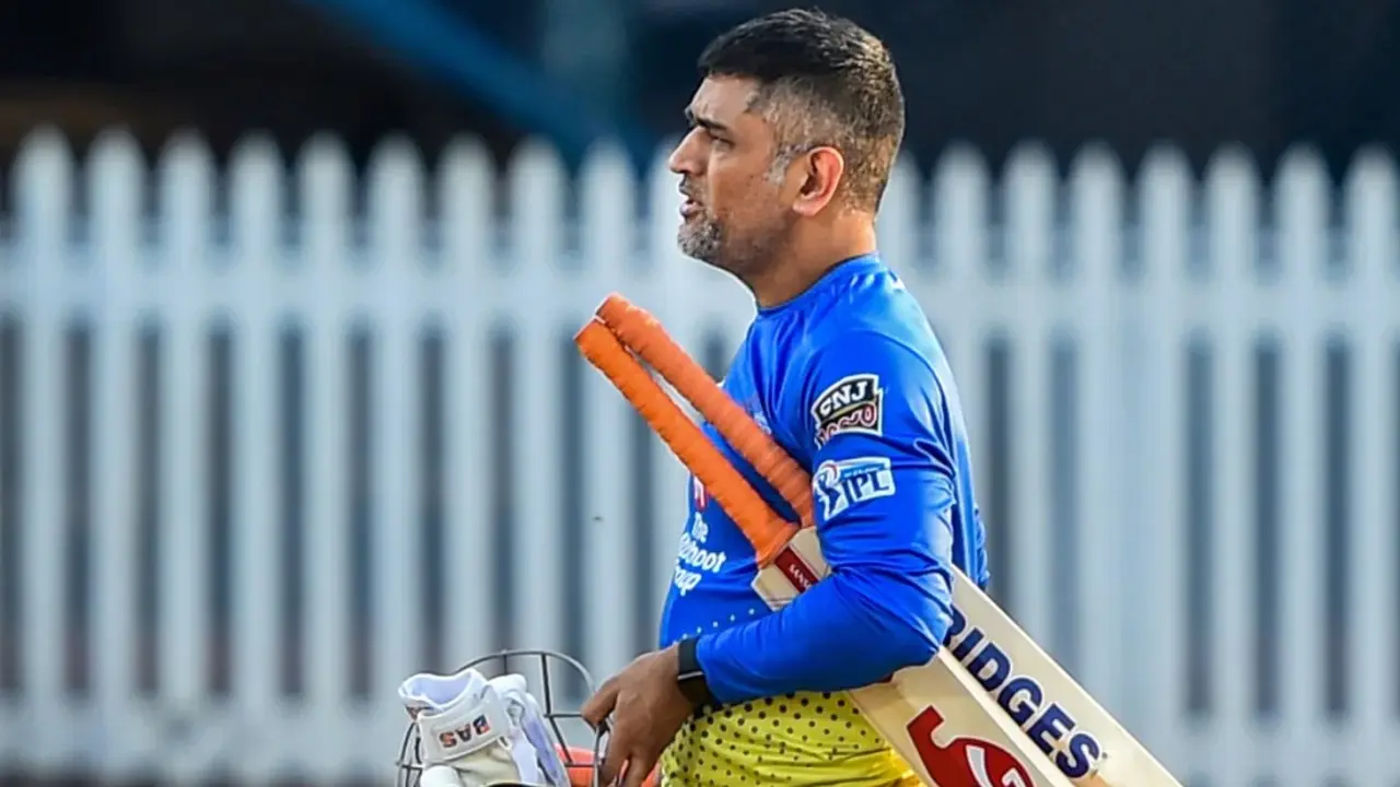 নিজের ছায়া হয়ে আইপিএলে আছেন ধোনি