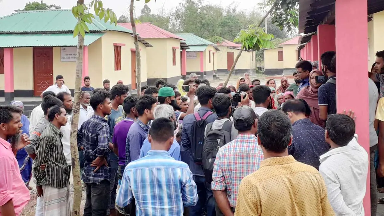 দিনাজপুরে আশ্রয়ণ প্রকল্পের ঘর বরাদ্দে অনিয়মের অভিযোগ